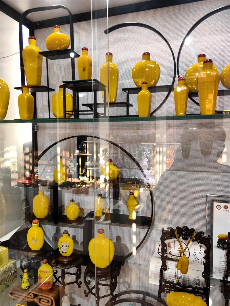 “藝博林”展出的琉璃制品，游客可近距離感受山東手造魅力