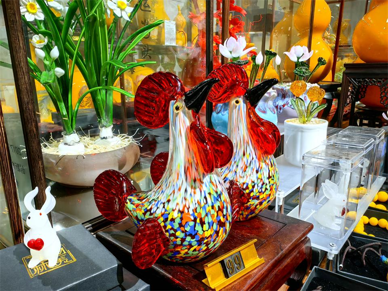 博山琉璃、淄博陶瓷品種多樣，異彩紛呈，是山東手造中的一朵奇葩