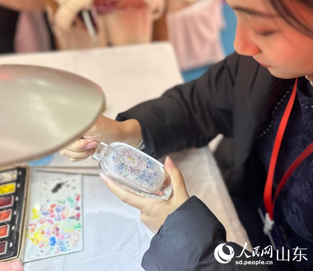 魯派內畫工藝展示。人民網 喬姝攝