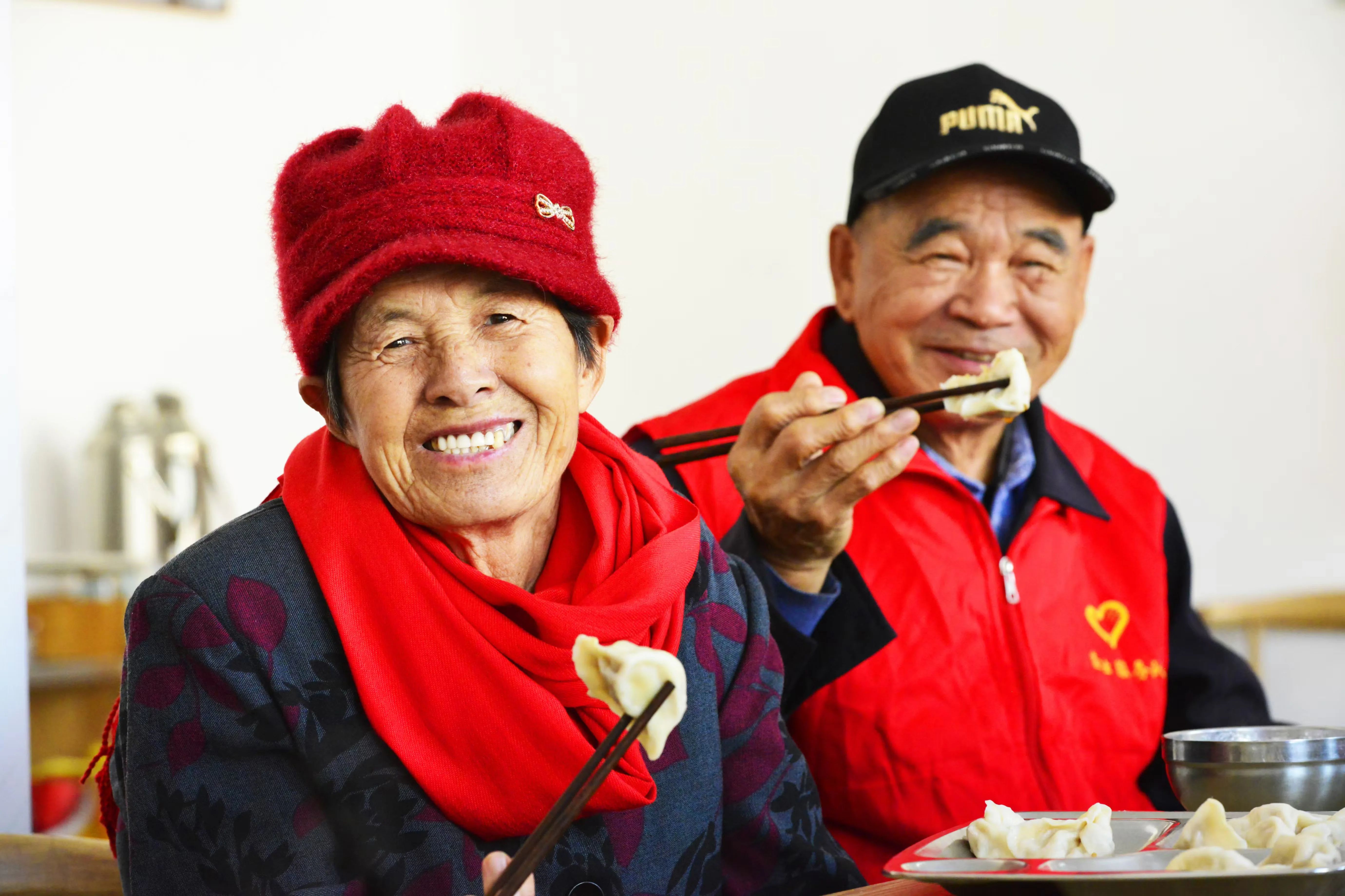 東營墾利區董集鎮楊廟社區幸福食堂內，老人們正在吃餃子。李 蕊? 孫金利攝影報道