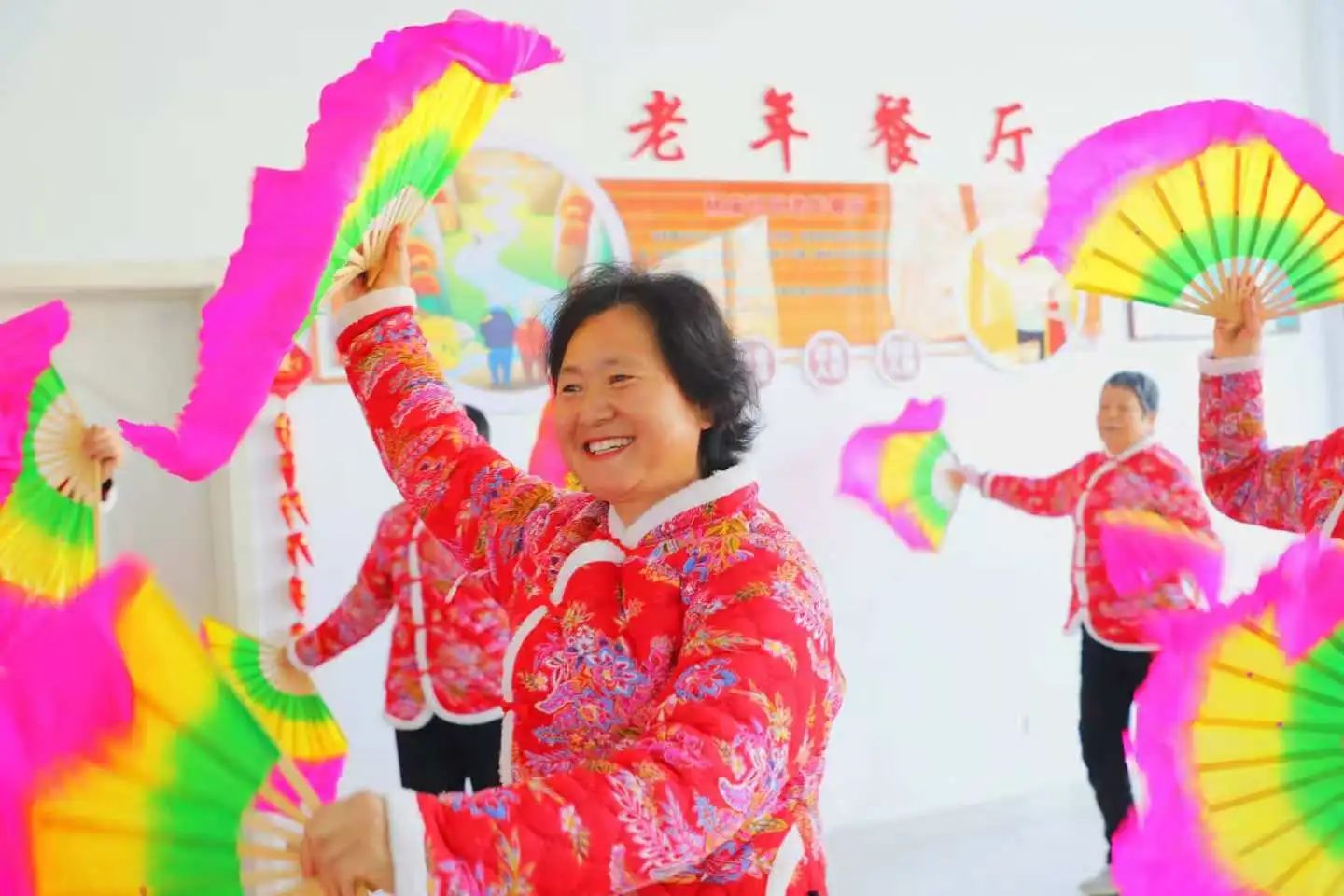 楊廟社區幸福食堂內，秧歌隊為老人們送上新年祝福。李 蕊? 孟小朵攝影報道