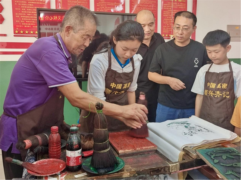 學(xué)生們正在體驗套印年畫。濰坊高密市夏莊鎮(zhèn)宣傳辦供圖