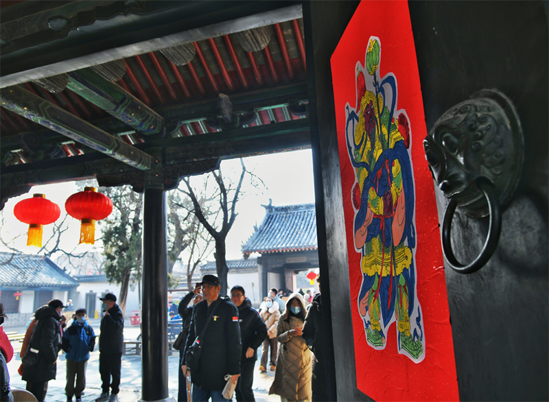 孔府大門上粘貼嶄新的門神。董紹進攝