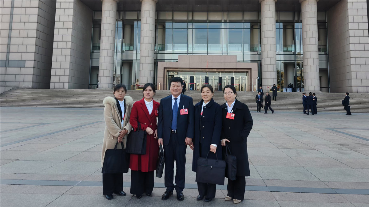 1月20日上午，山東省第十四屆人民代表大會第三次會議開幕。圖為代表委員在現(xiàn)場合影留念。人民網(wǎng)記者宋翠攝