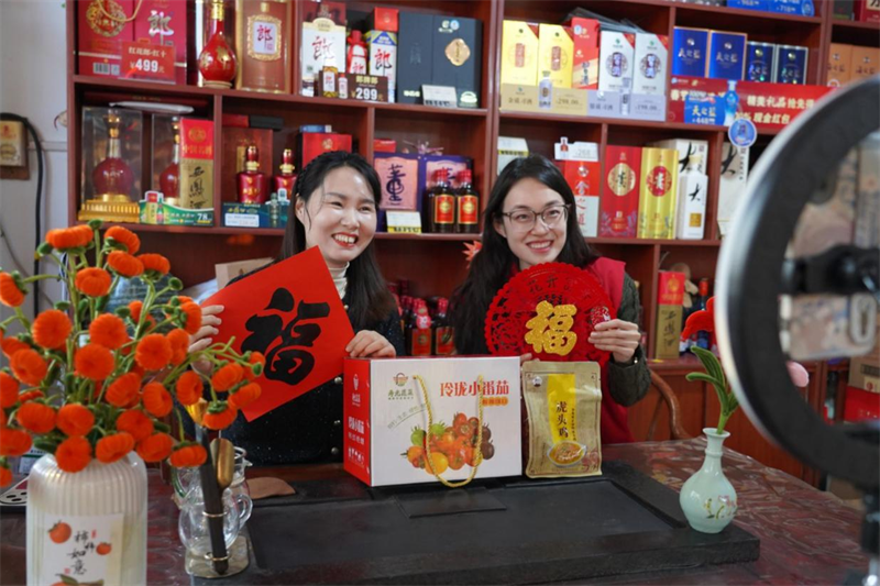 圖為張榮風與壽光市局（營銷部）志愿者共同開展春節民俗特產線上直播
