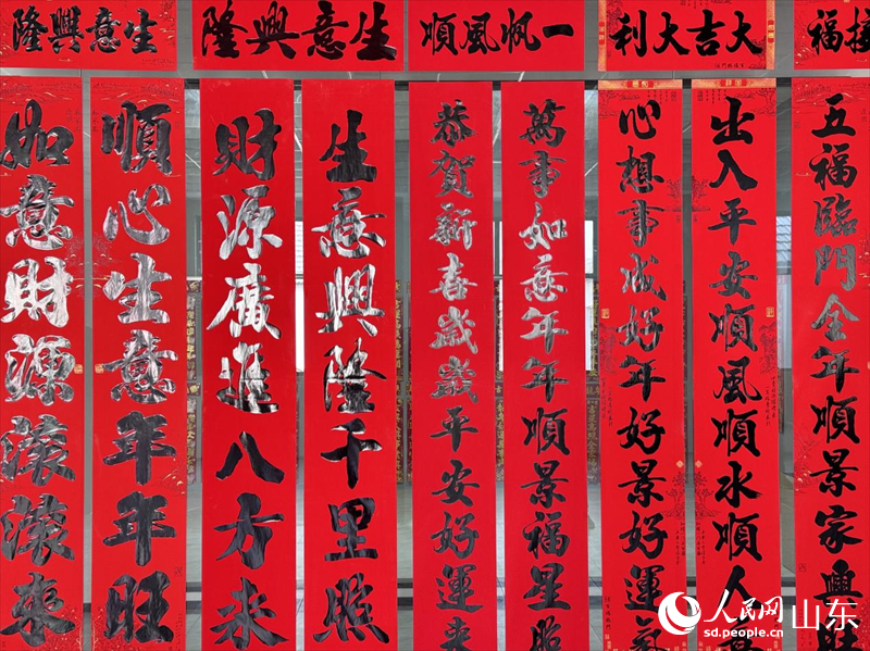 大紅紙對(duì)聯(lián)。人民網(wǎng) 鄭昕橋攝