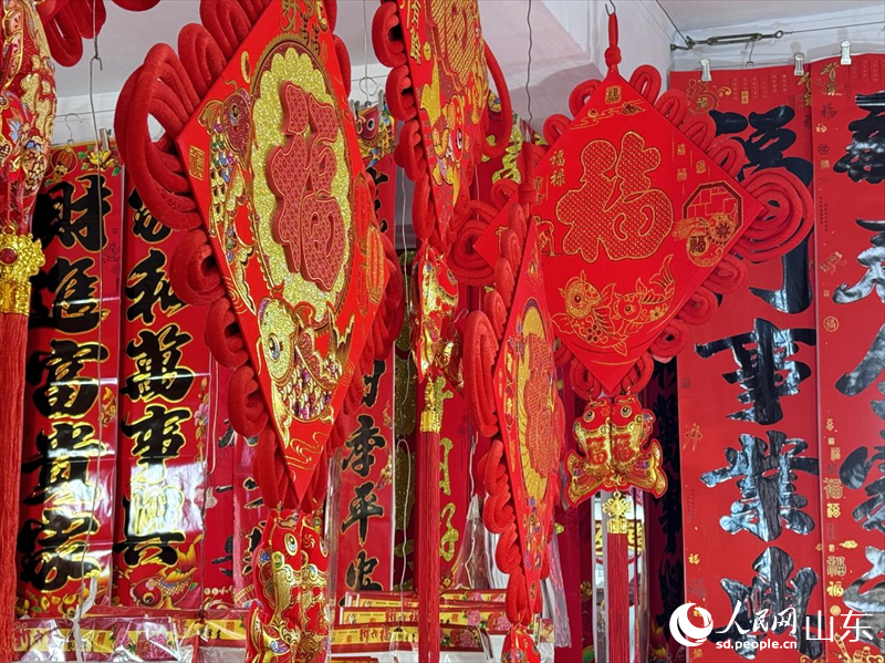 店鋪售賣的新春裝飾品。人民網(wǎng) 鄭昕橋攝