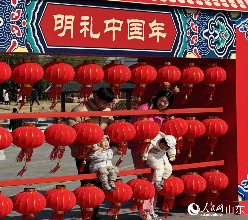 一家四口在尼山圣境打卡拍照。人民網(wǎng) 喬姝攝