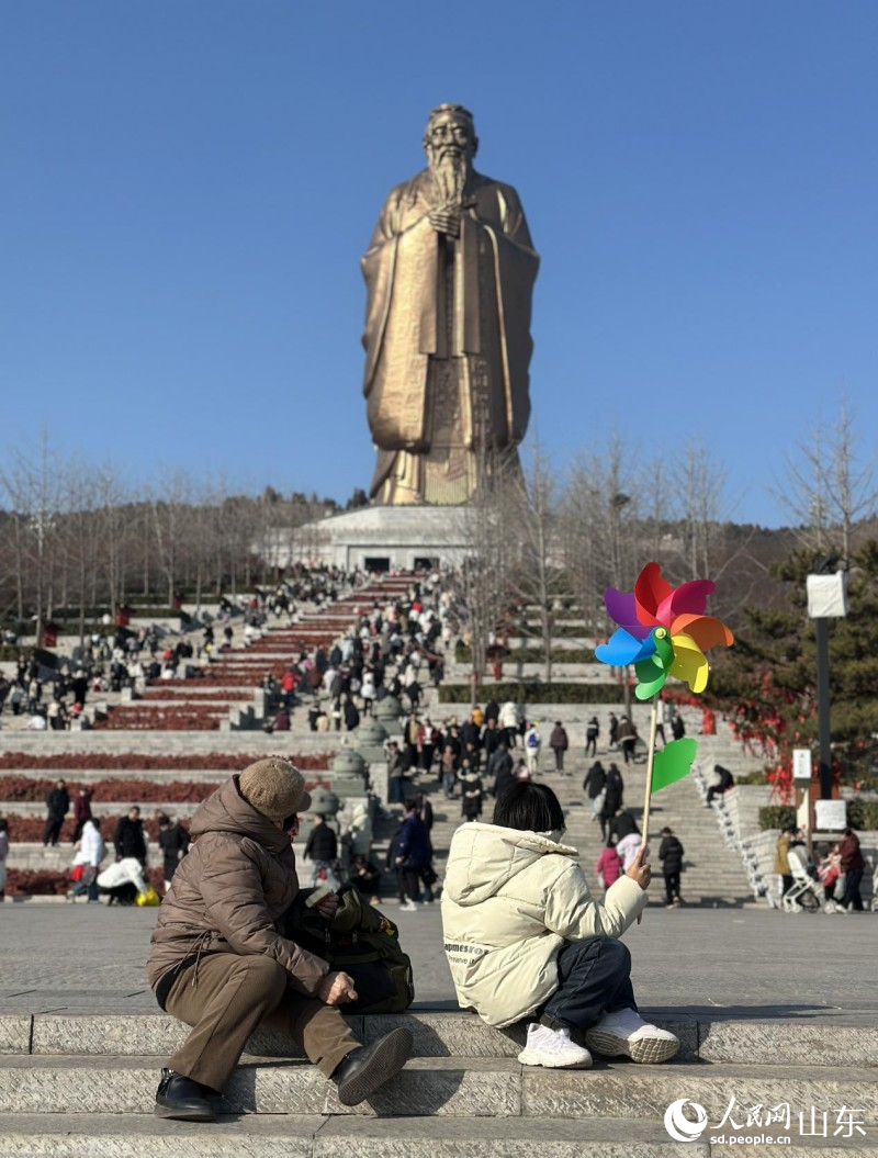 一老一小在尼山圣境度春節。人民網 喬姝攝