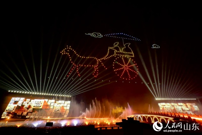 無人機在夜空中排列變換。人民網(wǎng) 喬姝攝