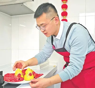 葛猛在做花饃。史慶國攝
