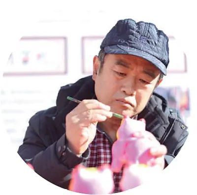 龍口市老年大學“黃縣泥老虎”非遺課程老師李殿平在課堂上進行示范。劉啟強攝（人民視覺）