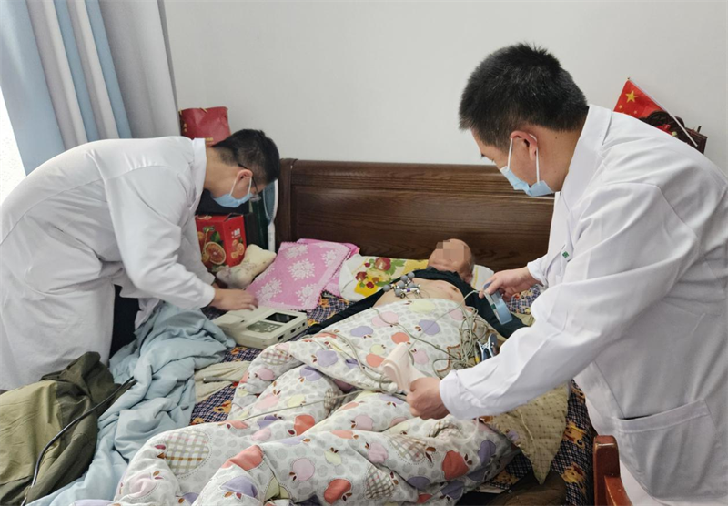 為失能老人提供上門服務(wù)。濟(jì)陽社區(qū)衛(wèi)生服務(wù)中心供圖