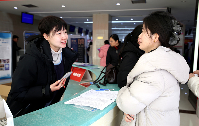 在臨沂市人力資源市場(chǎng)，企業(yè)工作人員正向求職者介紹企業(yè)情況。