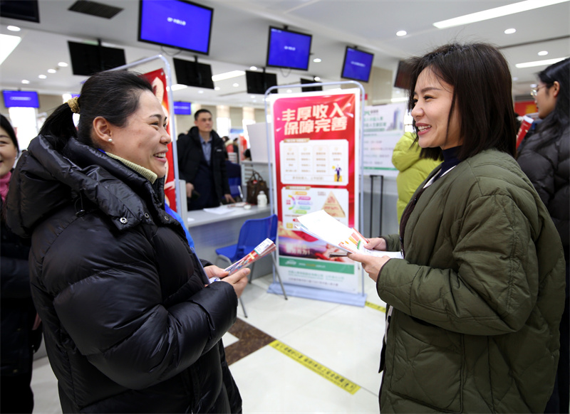 在臨沂市人力資源市場(chǎng)，企業(yè)工作人員正向求職者介紹企業(yè)情況。