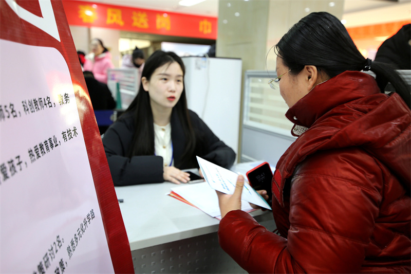 在臨沂市人力資源市場(chǎng)，企業(yè)工作人員正向求職者介紹企業(yè)情況。 