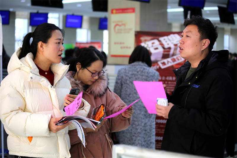 在臨沂市人力資源市場(chǎng)，企業(yè)工作人員正向求職者介紹企業(yè)情況。