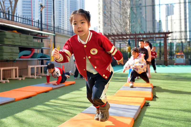 小朋友在山東青島高安路幼兒園開展的新學期“悅動健康”主題課堂上參與“奔跑逐光”運動。王海濱攝