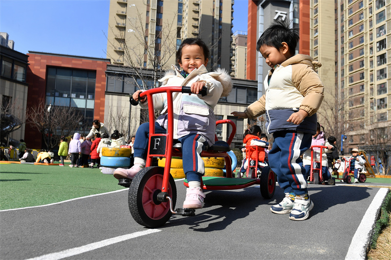 小朋友在山東青島高安路幼兒園開展的新學期“悅動健康”主題課堂上進行騎車鍛煉。王海濱攝