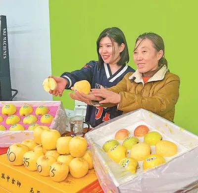 李曉霞（右）和侄女在直播間推薦蘋果。秦浩程攝