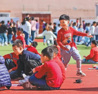 青島市虎山路小學，學生們進行課間體育活動。張??鷹攝