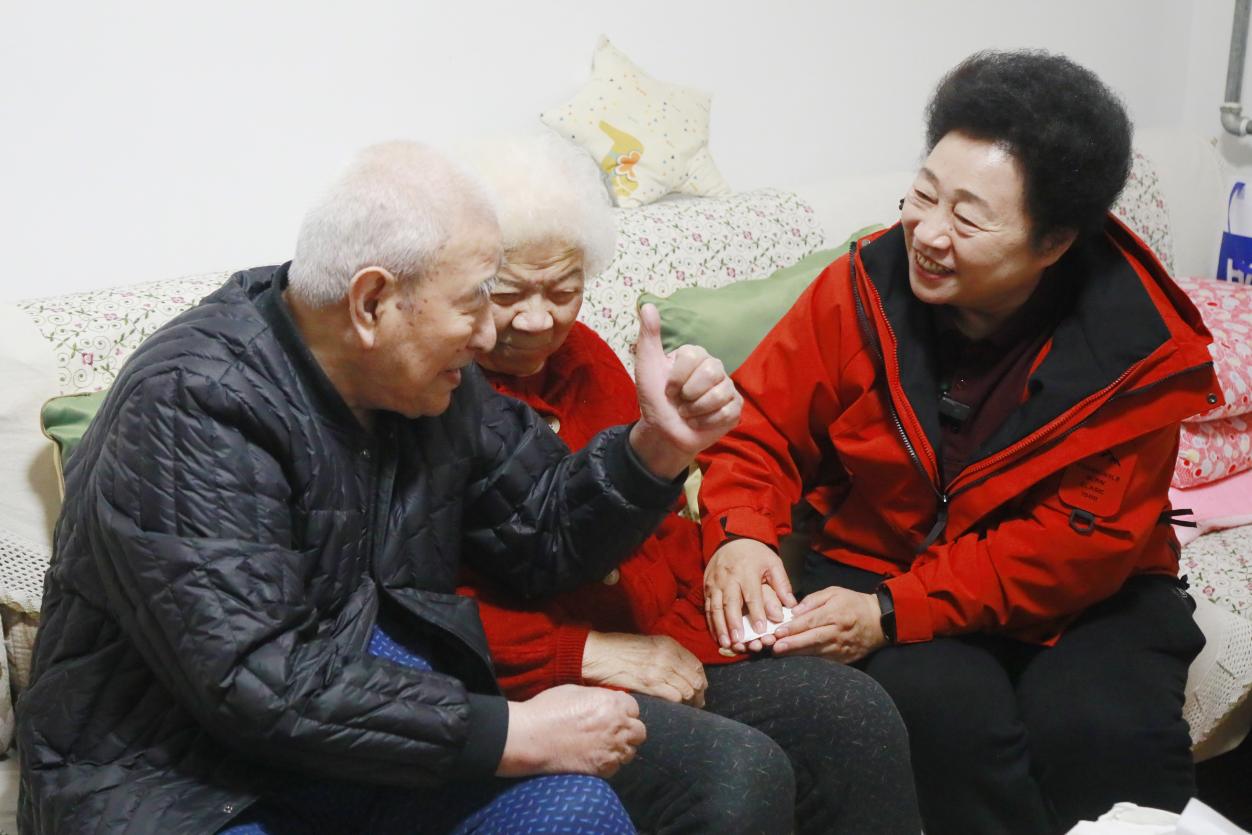 卓長立在調(diào)研中與老人溝通。受訪者供圖