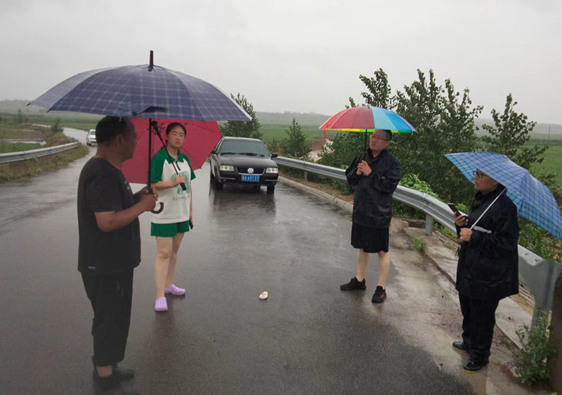 2024年7月9日，劉寶秀（左二）在一線督導(dǎo)水庫(kù)泄洪情況。吳鎮(zhèn)宇攝