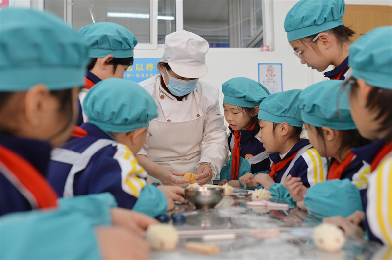 學生們跟隨面點師傅學做花饃。王海濱攝