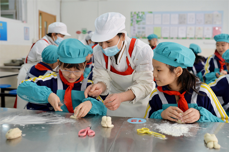 兩名學生學做小白兔花饃。王海濱攝