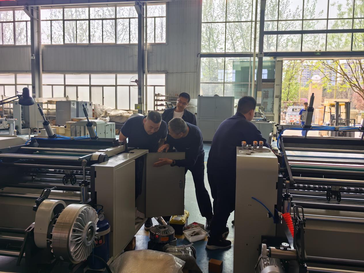 濰坊市市場監管局工作人員在企業開展知識產權服務指導。王萌 攝