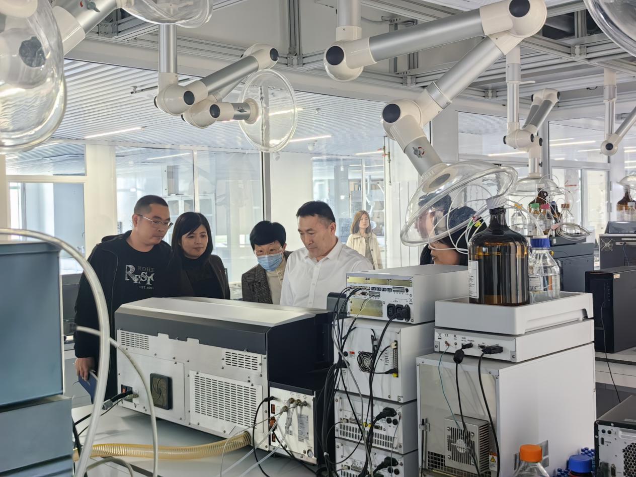 濰坊經濟開發區市場監管局工作人員在企業進行知識產權服務指導。王萌 攝