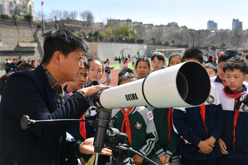 2025年3月13日，在山東青島寧安路小學開展的天文主題科普教育活動上，天文臺老師為學生科普天文望遠鏡知識。