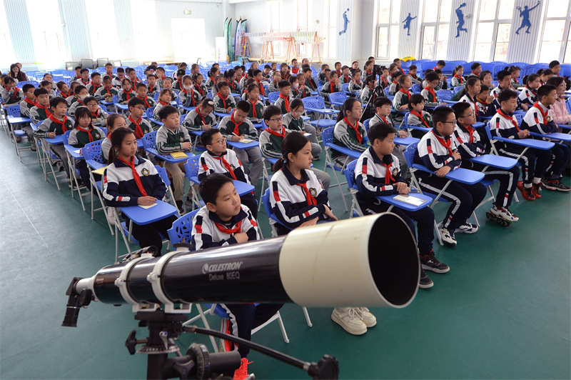2025年3月13日，在山東青島寧安路小學開展的天文主題科普教育活動上，學生們在聽天文知識宣講。