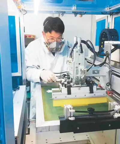 山東大學(xué)學(xué)生制備柔性氧化物薄膜晶體管。