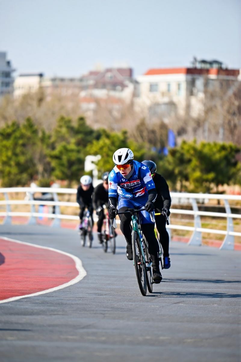 參賽選手從陽光海岸綠道上疾馳而過。劉晶攝