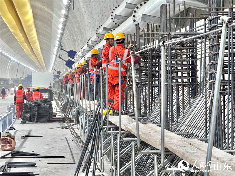 隧道建設者正在盾構段施工作業。人民網 鄭昕橋攝