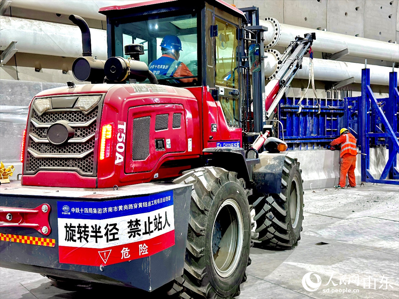 隧道建設者正在盾構段施工作業。人民網 鄭昕橋攝