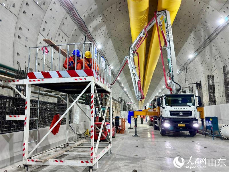 隧道建設者正在盾構段施工作業。人民網 鄭昕橋攝