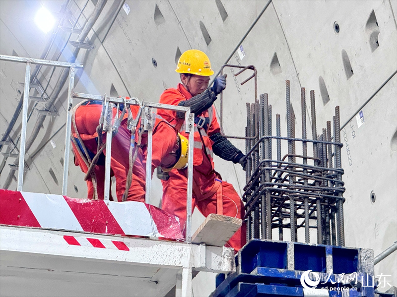 隧道建設者正在盾構段施工作業。人民網 鄭昕橋攝