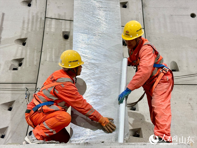 隧道建設者正在盾構段施工作業。人民網 鄭昕橋攝
