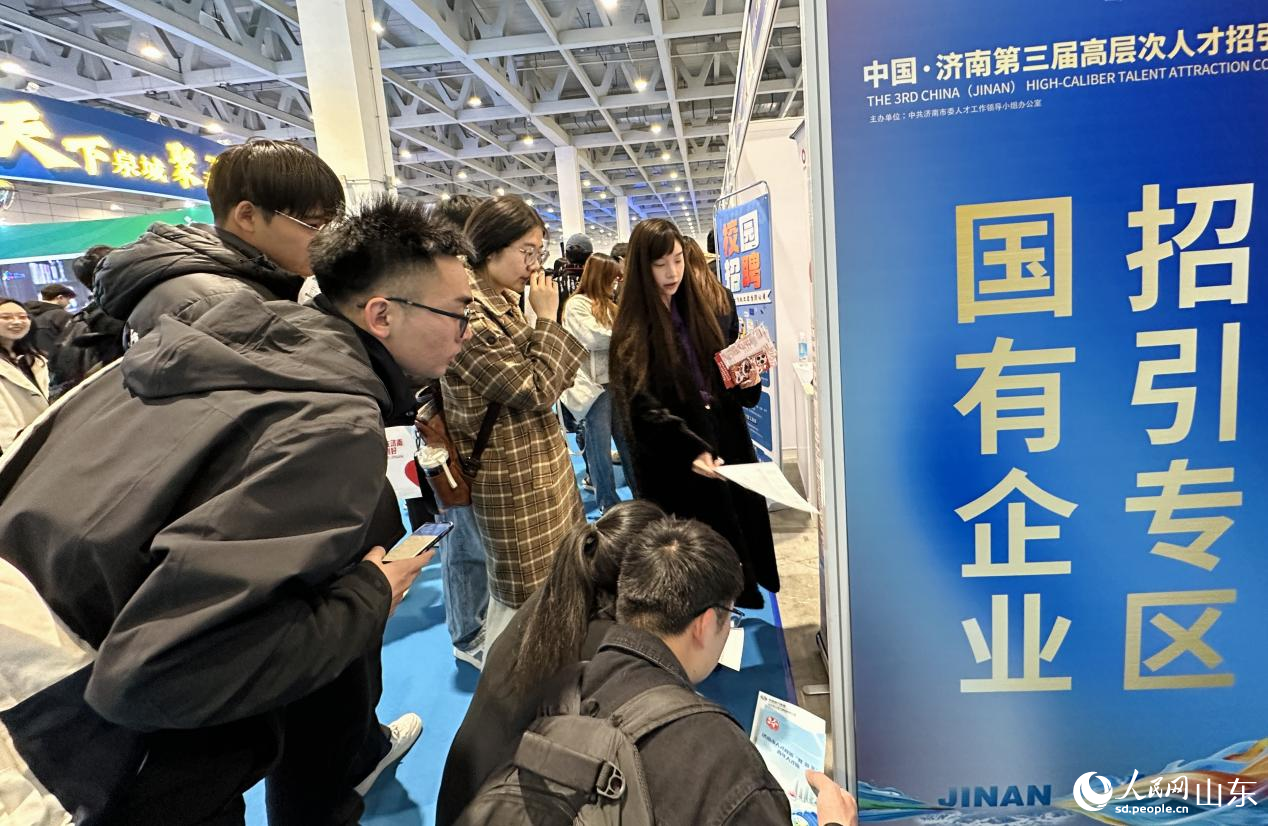 求職者現場了解崗位信息。人民網 喬姝攝
