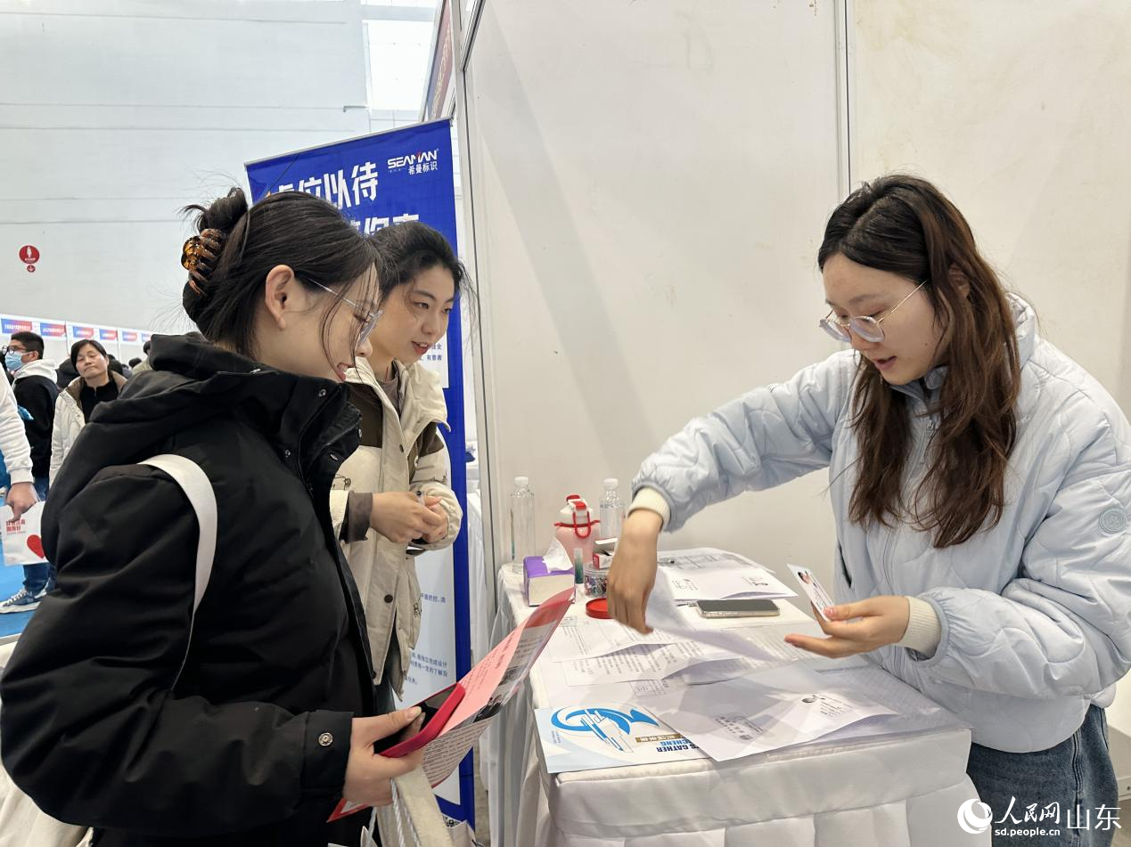 求職者現場提交簡歷信息。人民網 喬姝攝