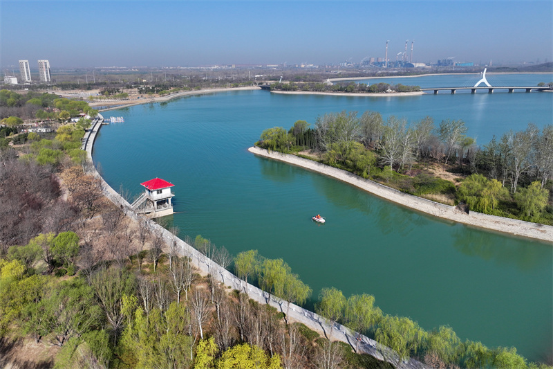 3月22日，在山東省聊城市茌平區金牛湖國家濕地公園，工作人員在打撈漂浮物。