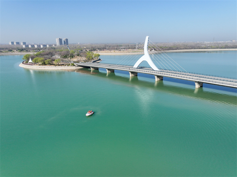 3月22日，在山東省聊城市茌平區金牛湖國家濕地公園，工作人員在巡湖。