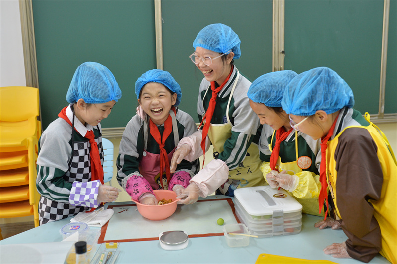 2025年4月2日，學生們在山東省青島市市北區普新小學開展的民俗迎清明活動上制作青團餡料。王海濱攝