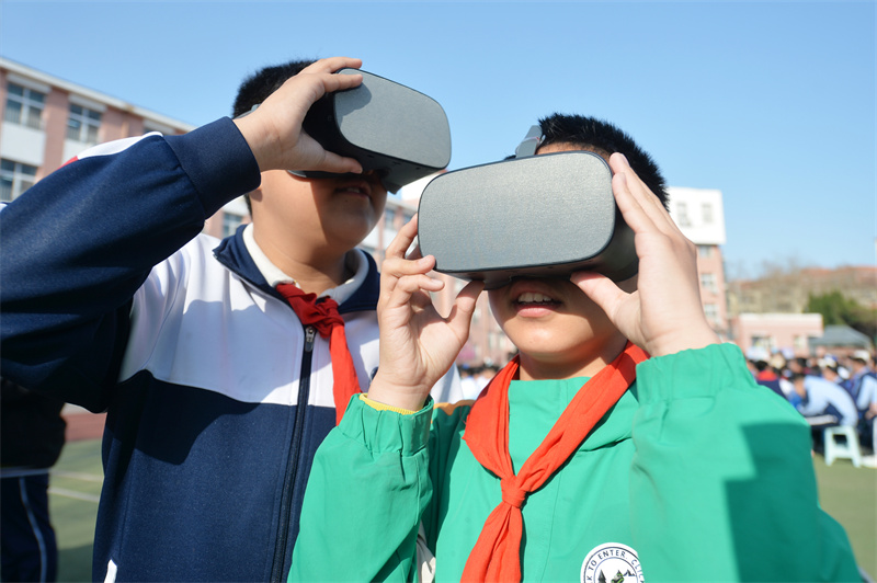 兩名學生在體驗VR眼鏡。王海濱攝