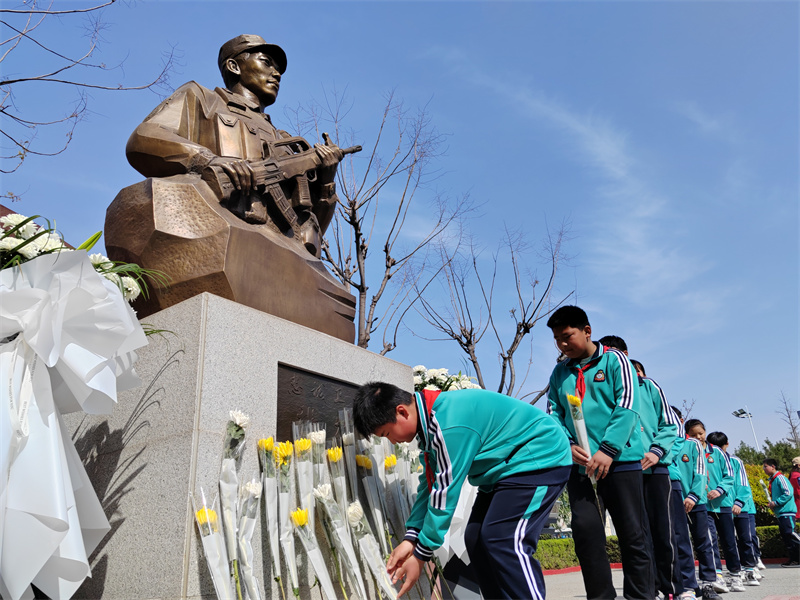 4月3日，臨沂高新區(qū)少先隊員代表向張楠烈士雕像敬獻鮮花。