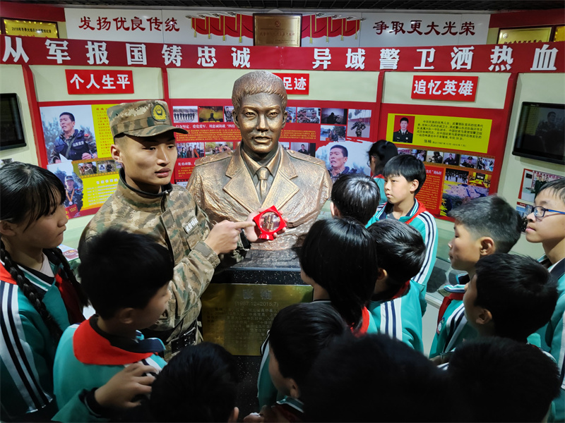 4月3日，“張楠班”班長苗芝源向臨沂高新區(qū)少先隊員代表介紹張楠烈士生前狙擊訓(xùn)練擊中的彈殼。