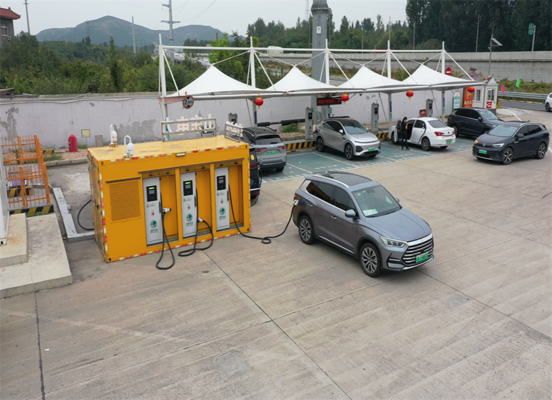 國網（山東）電動汽車服務有限公司在10個熱點高速服務區充電站部署移動充電艙，提升新能源車車主清明假期綠色出行充電體驗。孫卓新攝