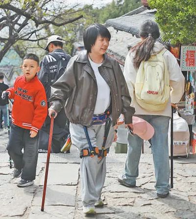 清明假期，游客在泰山景區體驗登山智能輔助產品。陳陽攝